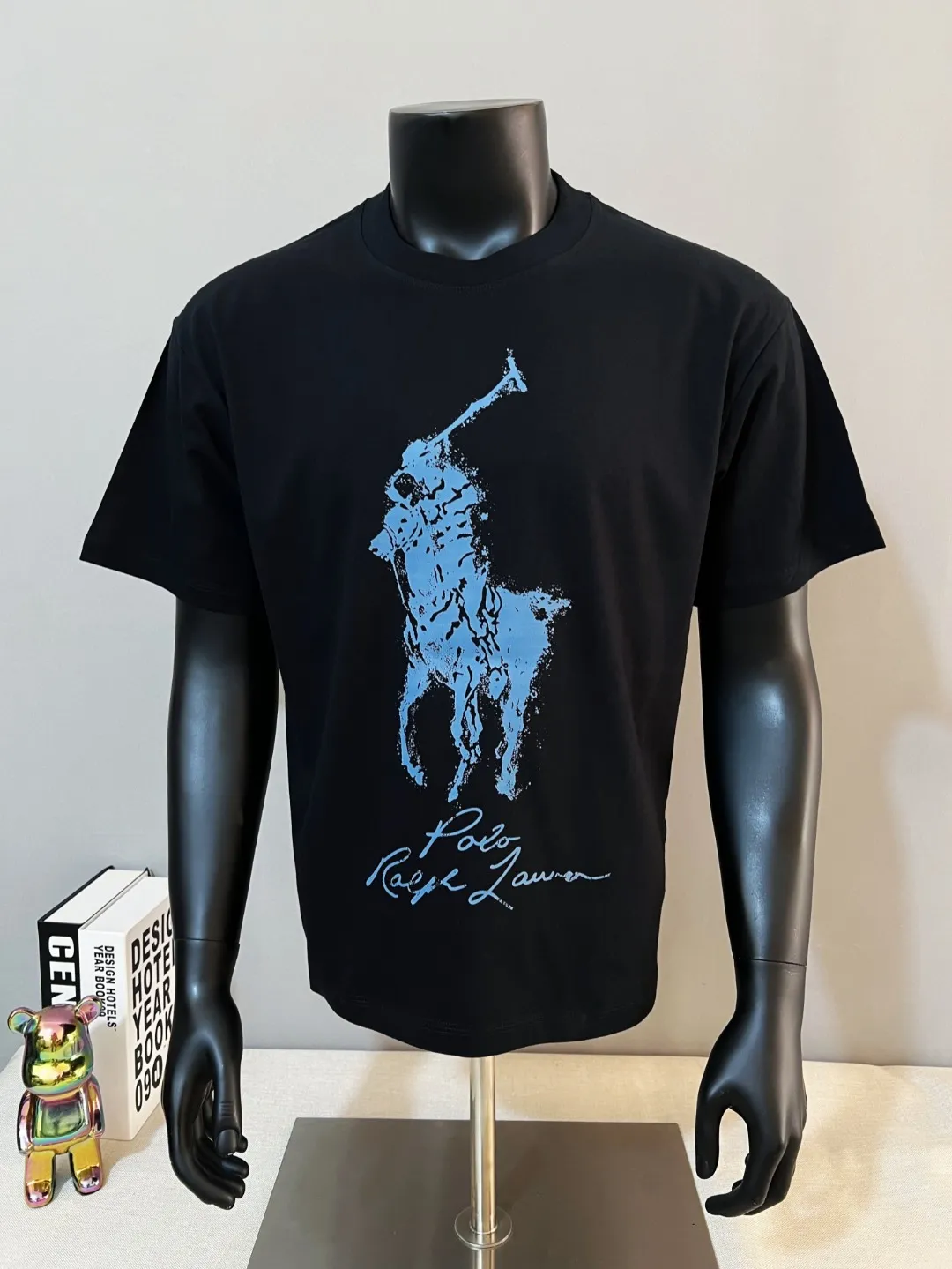 P140 Polo Ralph Lauren 2026ss spring and summer new style Equestrian Rider Nevis island printed round neck short-sleeved T-shirt; new products are available on the official website at the same time; strictly control the size of the LOGO; the color matching and color matching details are consistent with the official website; simple and fashionable style; select 240g double yarn pure cotton fabric; high specification tight threaded neckline; back body seaming and bone; pre-made high-temperature anti-shrinking process before leaving the factory; not easy to deform and shrink after washing; essential clothing for three seasons; color: black white, size XS-L (Can wear up to 200 pounds)
